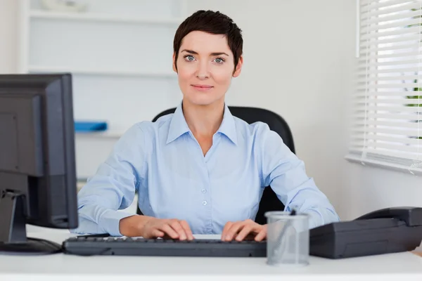 Onun bilgisayar ile tipik bir iş kadını portresi — Stok fotoğraf