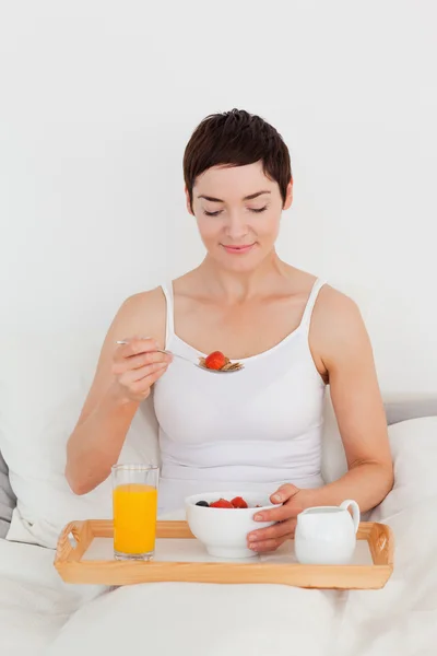 Gorgeous woman eating cereal — Stock Photo, Image