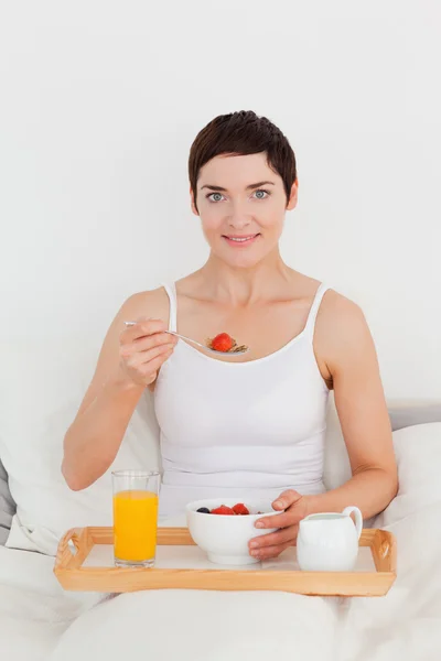 朝食を持つ豪華な女性 — ストック写真
