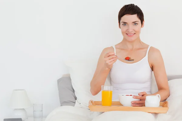 Okouzlující žena jíst obiloviny — Stock fotografie