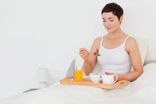 Good looking woman eating cereals — Stock Photo, Image