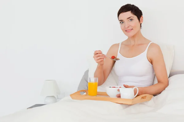 Mörkhårig kvinna med frukost — Stockfoto