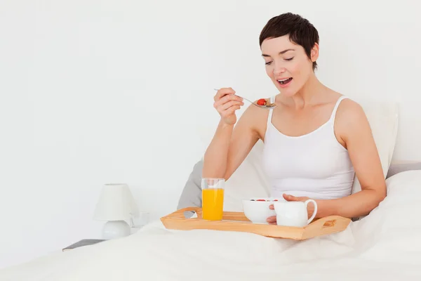 Cute woman eating cereal — Stock Photo, Image
