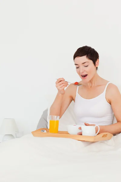Portrait of a cute woman eating cereal — Stock Photo, Image