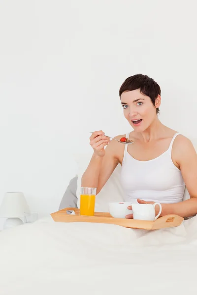 Προσωπογραφία γυναίκας χαριτωμένο φαγητό δημητριακών, ενώ κοιτάζοντας το ήρθε — Φωτογραφία Αρχείου