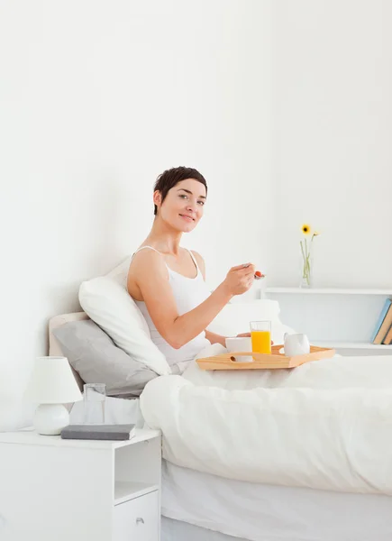 Portrait of a woman eating breakfast — Stock Photo, Image