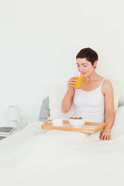 Donna che beve succo di frutta per colazione — Foto Stock