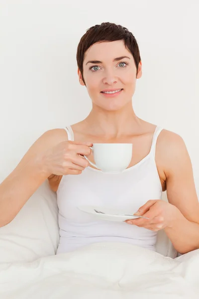 Mujer joven bebiendo té —  Fotos de Stock
