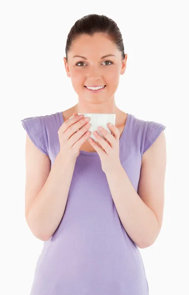 Καλή αναζητούν γυναίκα απολαμβάνοντας ένα φλιτζάνι καφέ, ενώ στέκεται — Φωτογραφία Αρχείου