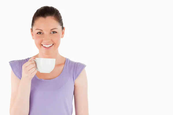 Ładna kobieta cieszyć się filiżanką kawy, stojąc — Zdjęcie stockowe