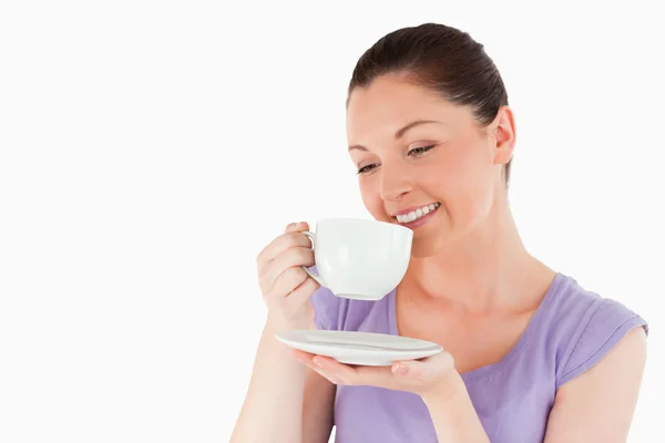 Prachtige vrouw genieten van een kopje koffie terwijl staande — Stockfoto