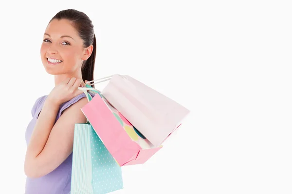 Atrakcyjna kobieta trzyma torby na zakupy stojąc — Zdjęcie stockowe