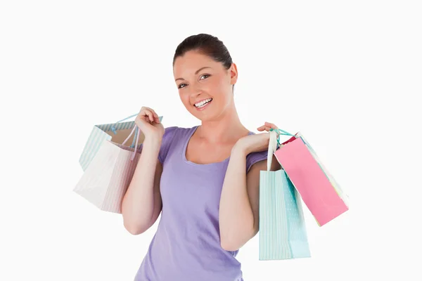 Mujer bonita sosteniendo bolsas de compras mientras está de pie —  Fotos de Stock