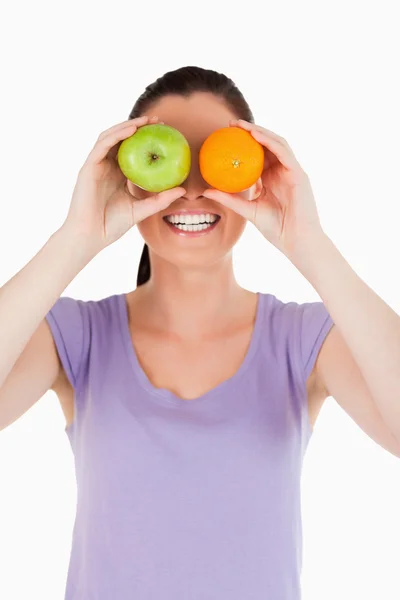Portret van een aantrekkelijke vrouw spelen met vruchten terwijl di — Stockfoto