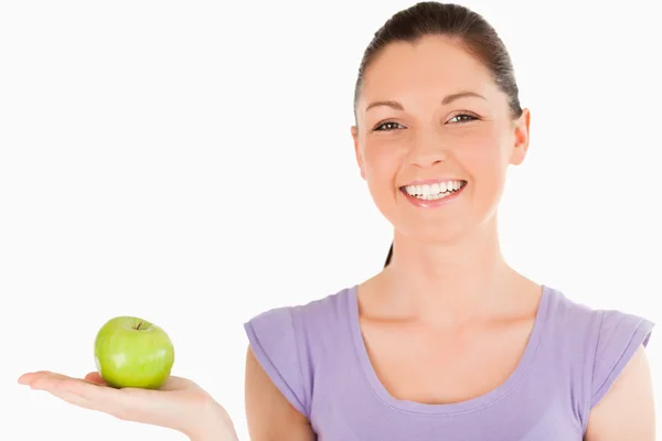 Çekici bir kadın dururken elma holding — Stok fotoğraf