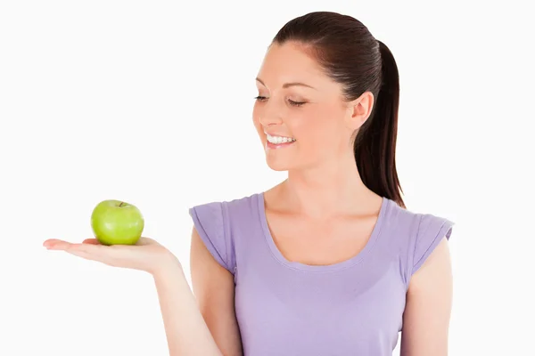 Dobra kobieta szuka trzyma jabłko stojąc — Zdjęcie stockowe