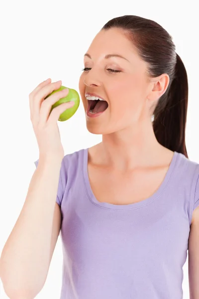아름 다운 여 자가 서 있는 동안 사과 먹고 — 스톡 사진