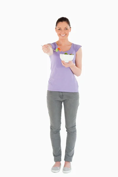 Piękna kobieta trzyma miseczka sałatki stojąc — Zdjęcie stockowe