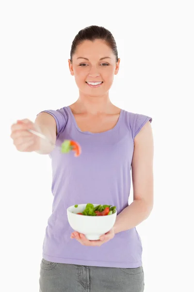 Wunderschöne Frau mit einer Schale Salat im Stehen — Stockfoto