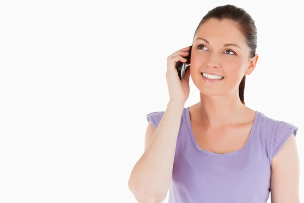 Atraktivní žena na telefonu stoje — Stock fotografie