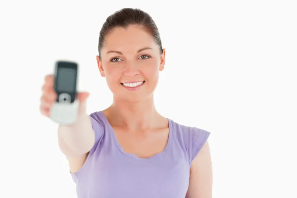 Dobře vypadající ženy držící a ukazuje její telefon stoje — Stock fotografie