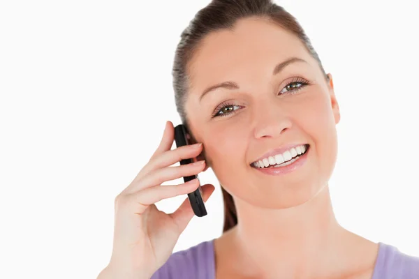 Portret atrakcyjną kobietę na telefon stojąc — Zdjęcie stockowe