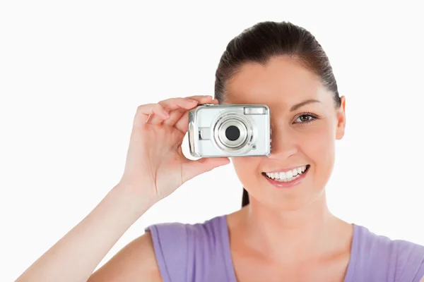 Retrato de una mujer atractiva usando una cámara mientras está de pie —  Fotos de Stock