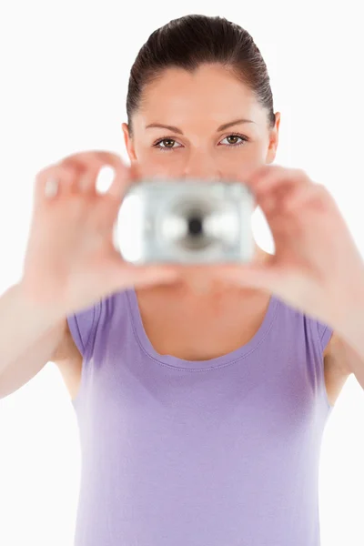 Porträt einer gut aussehenden Frau, die im Stehen eine Kamera benutzt — Stockfoto