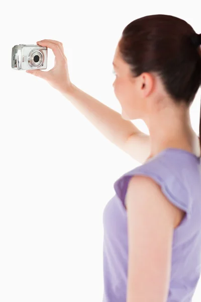 예쁜 여 자가 서 있는 동안 카메라를 사용 하 여 — 스톡 사진