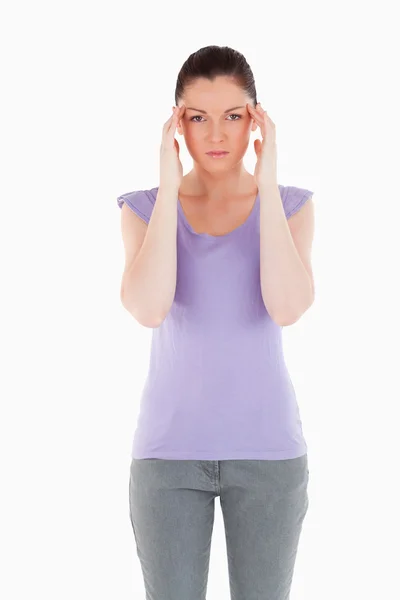 Mujer encantadora teniendo un dolor de cabeza mientras está de pie — Foto de Stock