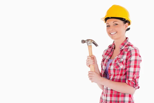 Aantrekkelijke vrouw met een hamer terwijl staande — Stockfoto