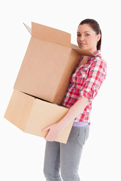 Gut aussehende Frau mit Kartons im Stehen — Stockfoto