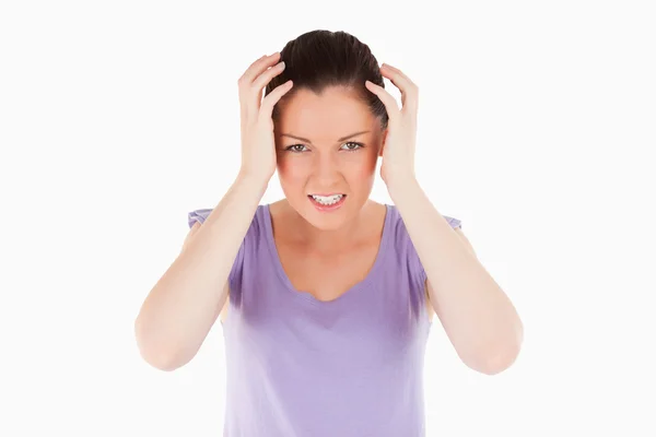 Attraktiv kvinna med en migrän stående — Stockfoto