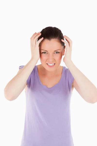 Iyi görünümlü bir kadın dururken migren sahip — Stok fotoğraf