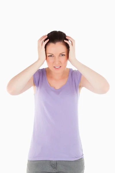 Okouzlující žena s migrénou stoje — Stock fotografie