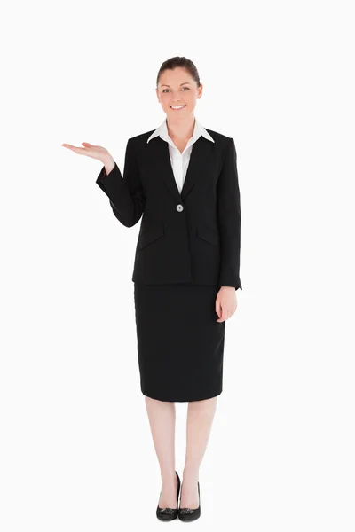 Underbara kvinna i kostym visar en kopia utrymme — Stockfoto