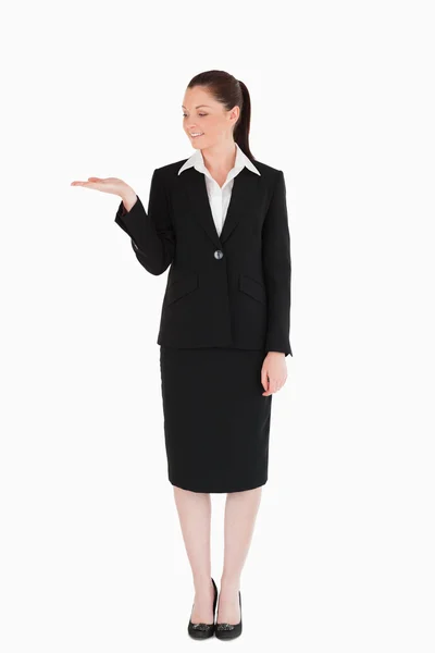 Bella donna in giacca e cravatta che mostra uno spazio copia — Foto Stock