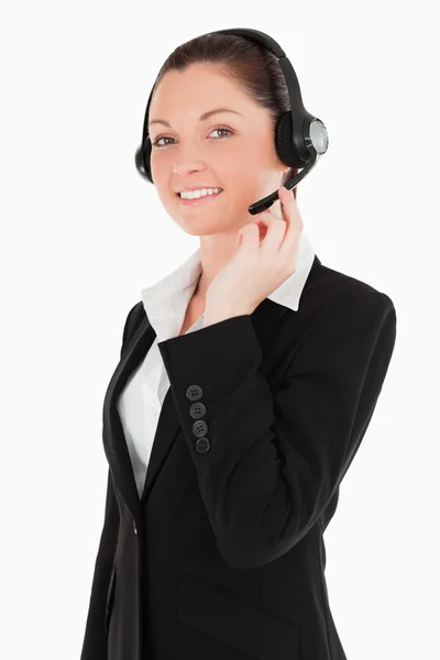 Porträtt av en attraktiv kvinna i kostym med hörlurar och pos — Stockfoto
