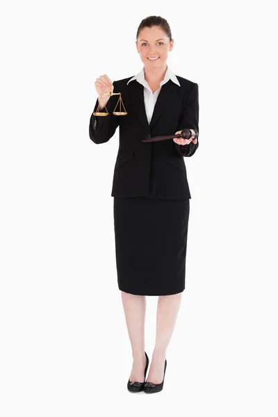Attraktiv kvinna i kostym innehav av rättvisa och en ordförandeklubba — Stockfoto