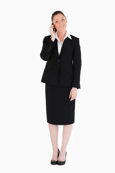 Donna attraente in giacca e cravatta al telefono — Foto Stock