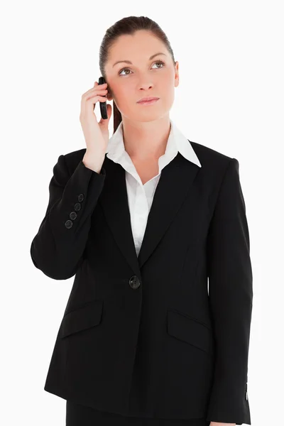 Bra kvinna i kostym på telefonen — Stockfoto