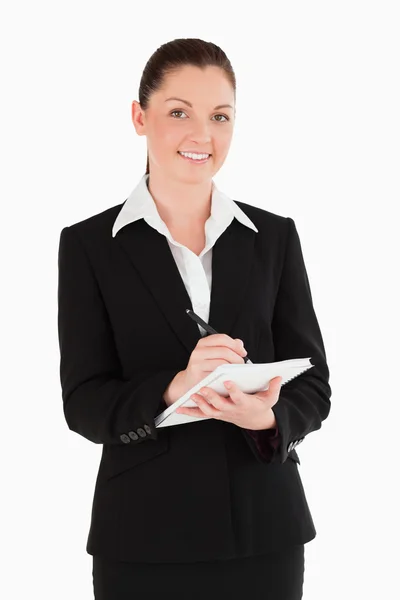Porträtt av en attraktiv kvinna i kostym som skriver på en bärbar dator — Stockfoto