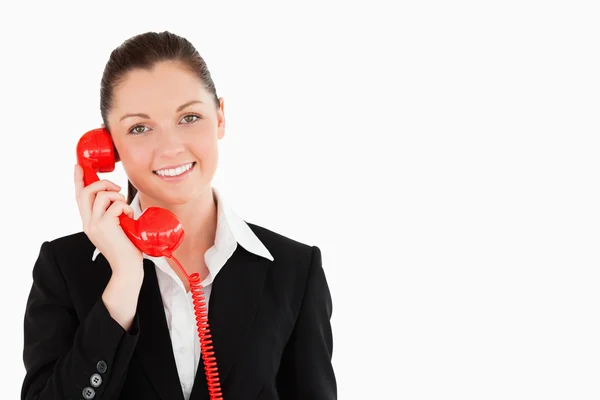 Snygg kvinna i kostym på telefonen — Stockfoto
