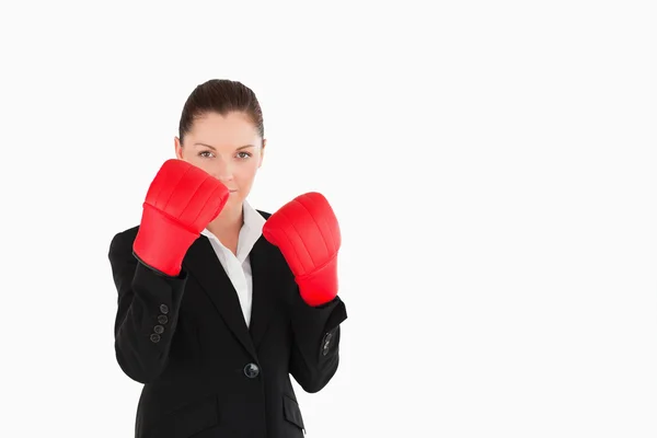 Çekici bir kadın boks eldiven giyiyor — Stok fotoğraf
