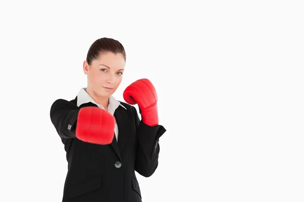 Dobra kobieta szuka sobie jakiś Rękawice bokserskie — Zdjęcie stockowe