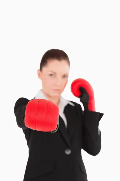 Ładny kobieta sobie jakiś Rękawice bokserskie — Zdjęcie stockowe