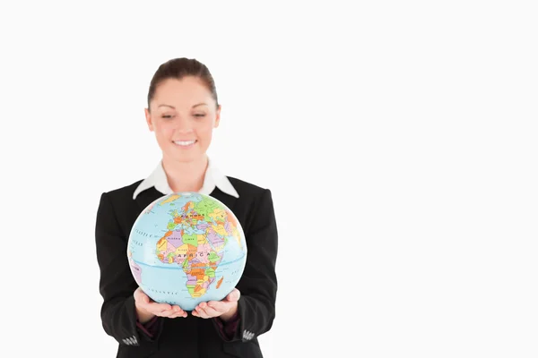 Aantrekkelijke vrouw in pak een globe houden — Stockfoto