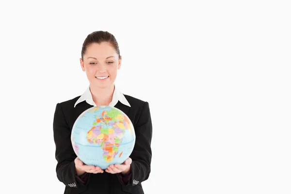 Goed ogende vrouw in pak een globe houden — Stockfoto