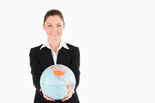Prachtige vrouw in pak een globe houden — Stockfoto