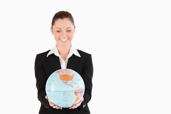 Mooie vrouw in pak een globe houden — Stockfoto